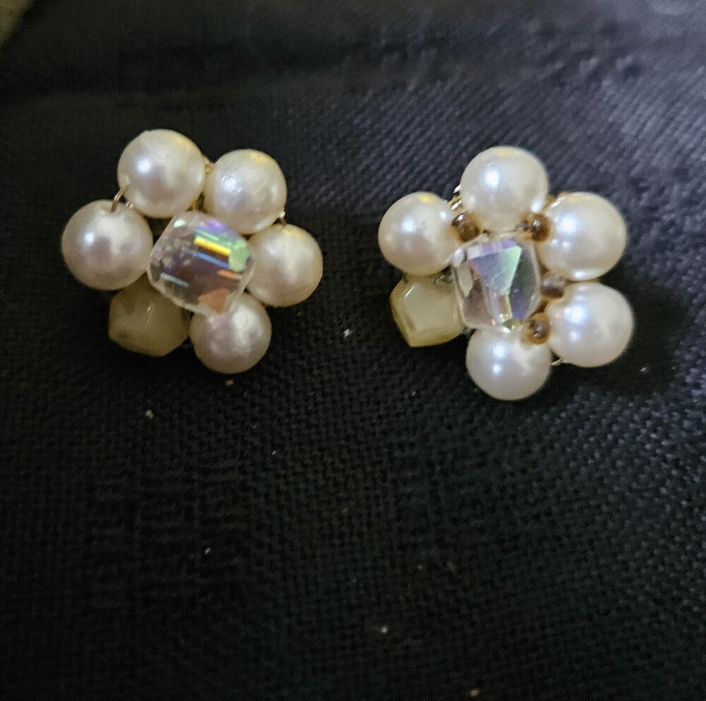 Vintage Pearl Cluster Clip-on Earrings with Aurora Crystal Accent - White.